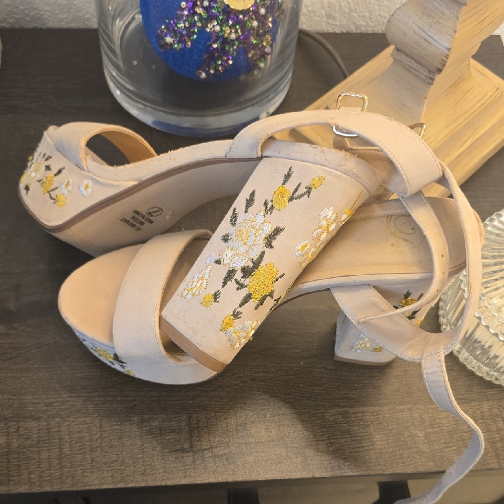 Floral Embroidered Platform Sandals - Cream